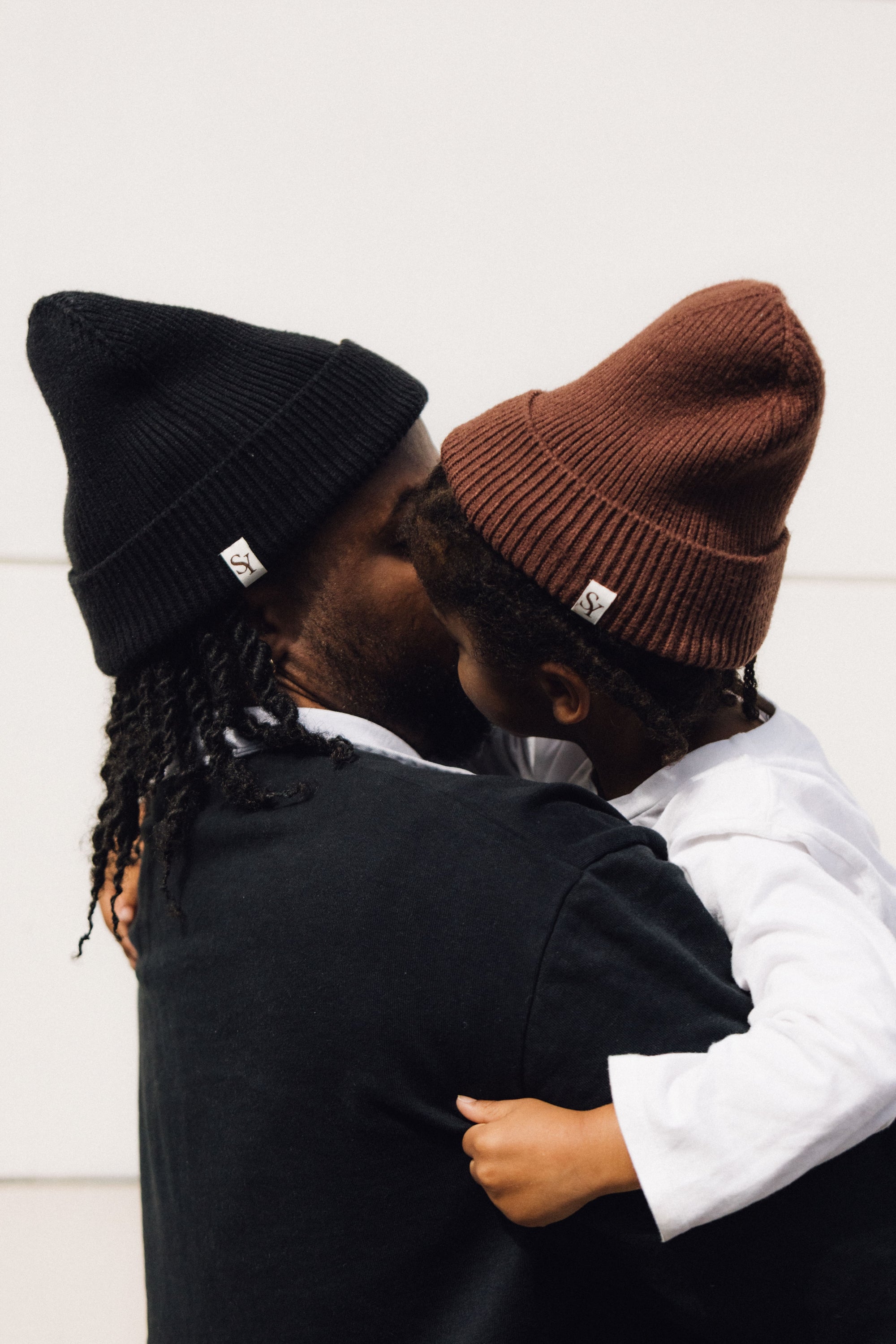 Photo adulte et enfant portant le bonnet doublure satin SATINEY noir et marron