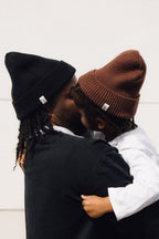 Photo adulte et enfant portant le bonnet doublure satin SATINEY noir et marron