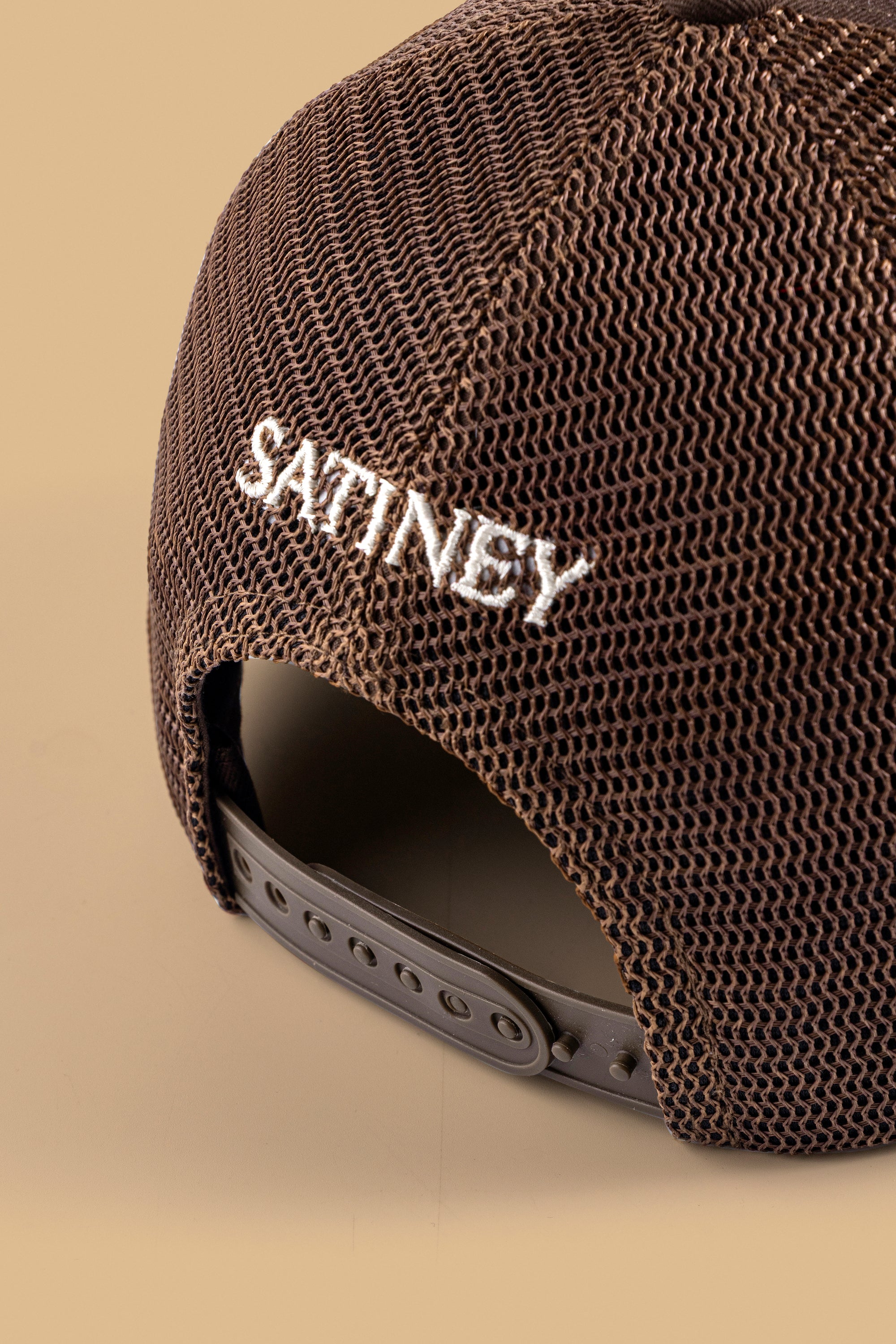 Detail broderie SY casquette SATINEY marron